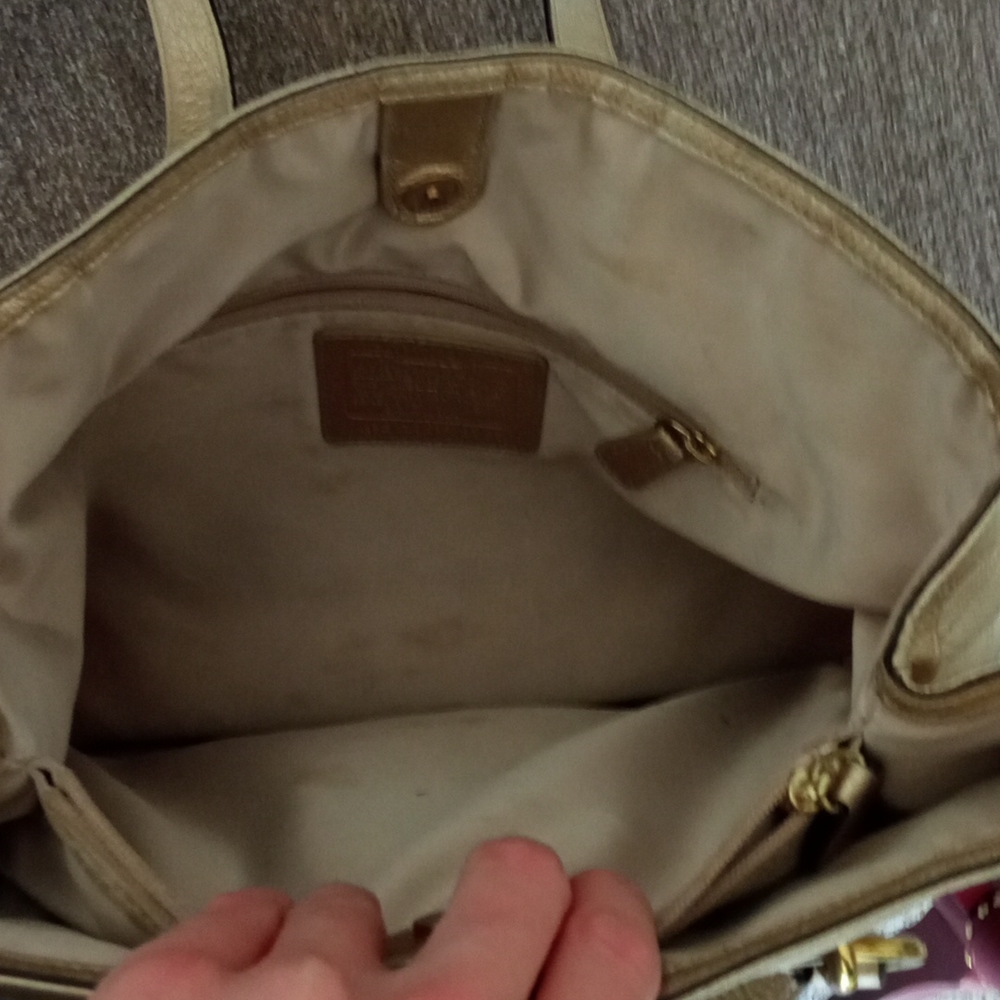 Coach bag medium size beautiful condition gold details. - Picture 8 of 9